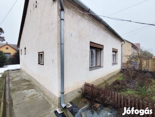 Eladó földszinti lakás saját használatú területtel Dombóvár, Újdombó