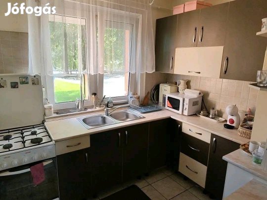 Eladó földszinti tégla lakás