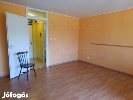 Eladó földszinti téglalakás Dombóvár-Gunarasfürdőn  zöldövezeti