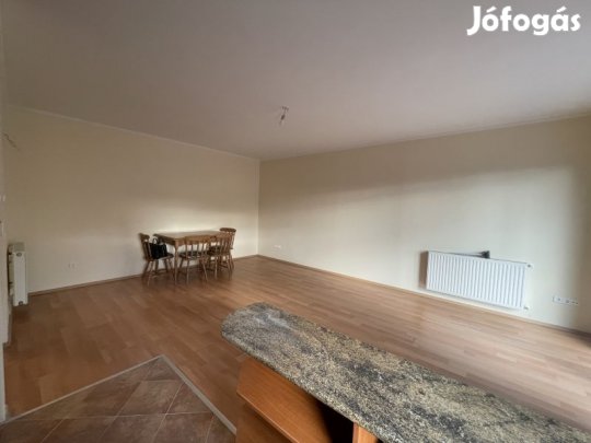 Eladó földszinti teraszos téglalakás Szentlőrincen!
