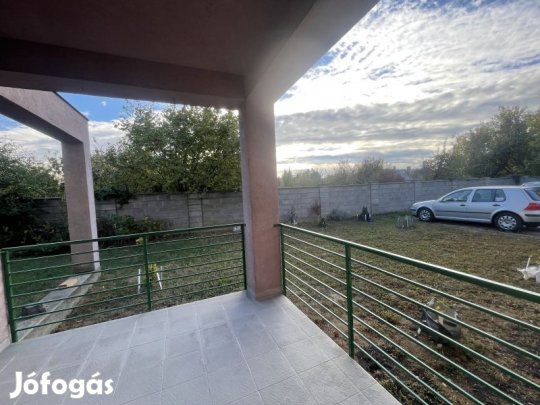 Eladó földszinti teraszos téglalakás Szentlőrincen!