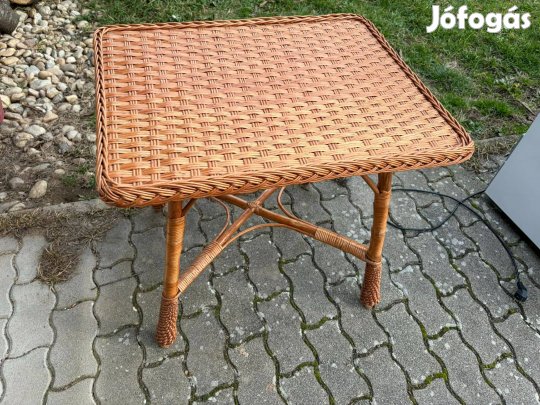 Eladó fonott asztal