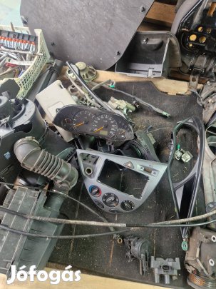 Eladó ford focus mk1 alkatrészek 