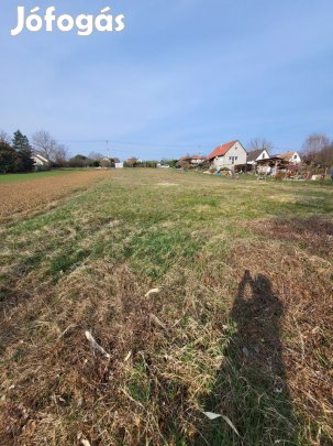 Eladó füves belterületi építési telek Nagykozárban