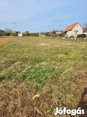 Eladó füves belterületi építési telek Nagykozárban