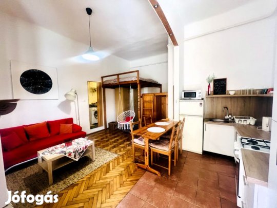 Eladó galériás garzon Pécs belvárosában