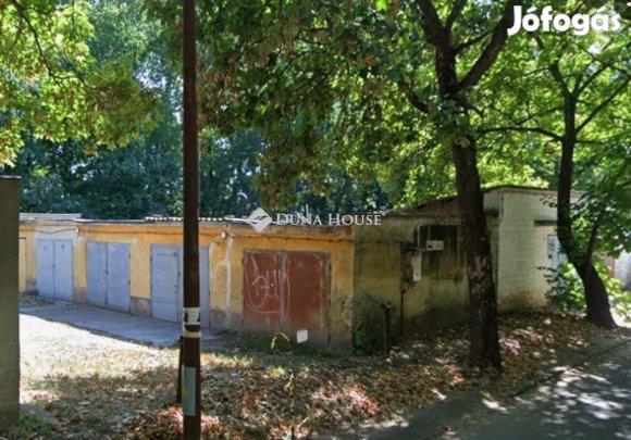 Eladó garázs Pécsett, a Páfrány utcában!