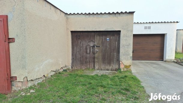 Eladó garázs Szekszárdon, lakótelepi környezetben!