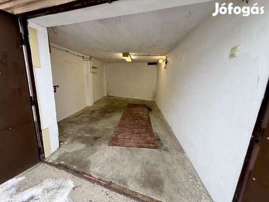 Eladó garázs - Vác