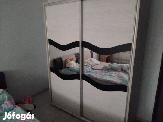 Eladó gardrób szekrény