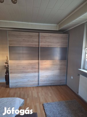 Eladó gardrób szekrény