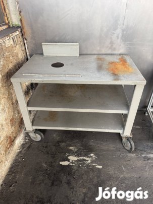 Eladó gurulós vas asztal