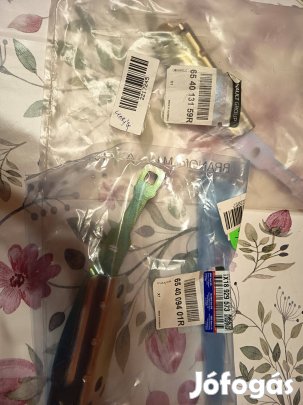 Eladó gyári bontatlan Dacia motorháztető zsanér szett!