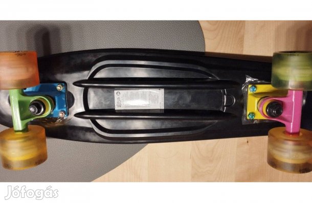 Eladó gyerek gördeszka - színes villogó kerékkel