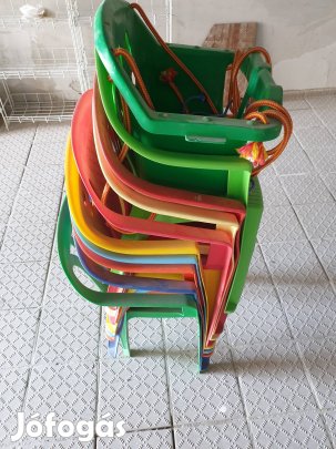 Eladó gyerek műanyag mini székek 8db