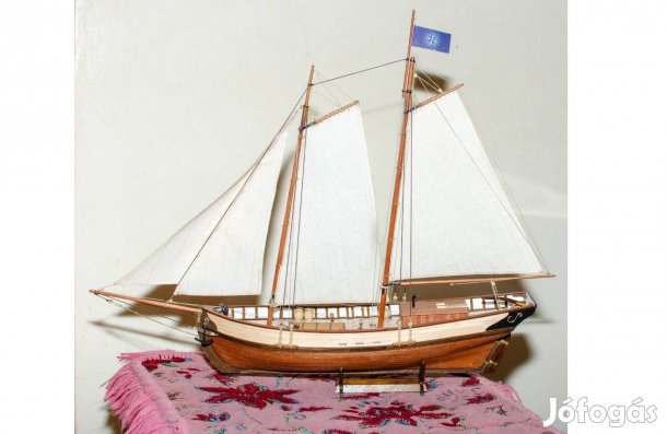 Eladó gyönyörű, kézzel készült fa hajómodell