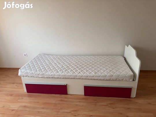 Eladó gyönyörű lányos heverő matraccal