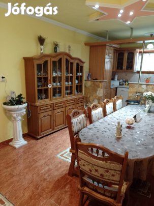 Eladó haz üzlethelyiseggel.