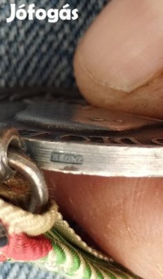 Eladó haborús emlekerem eredeti szalagon. 