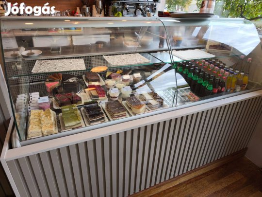 Eladó hajlított üvegű süteményes / csemegepult