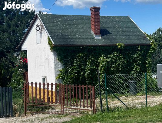 Eladó hangulatos Keszthely-kertvárosi nyaraló.
