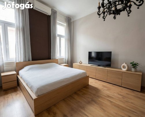 Eladó hangulatos, galériás lakás a Rákóczi tértől 3 perc sétára!