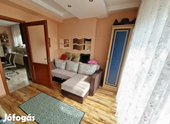 Eladó hangulatos, kertkapcsolatos lakás kiváló állapotban!