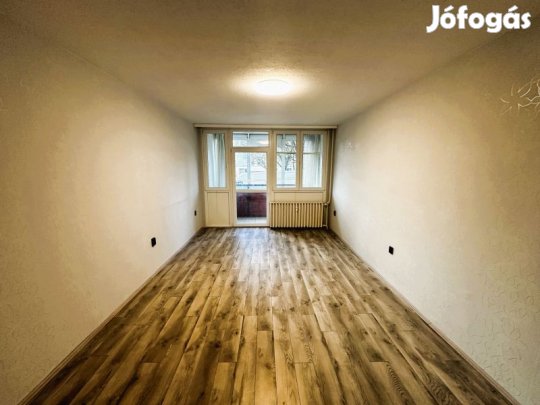 Eladó három szobás, 70 m-es, Kertvárosi lakás Pécsett!