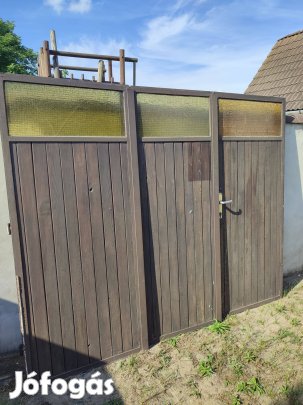 Eladó háromszárnyas garázs-pinceajtó