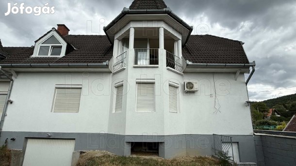 Eladó háromszintes CSALÁDI HÁZ Gyenesdiás frekventált részén.