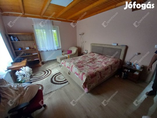 Eladó háromszintes családi ház Debrecen határában