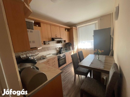 Eladó háromszobás, erkélyes lakás Nyíregyházán Örökösföld kedvelt ré