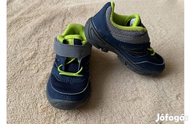 Eladó használt 24-es kisfiú Quechua cipő (Decathlon)