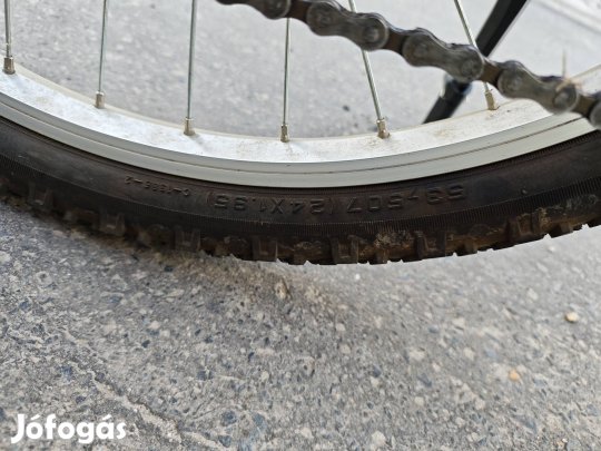Eladó használt 24-es méretű kerékpár.