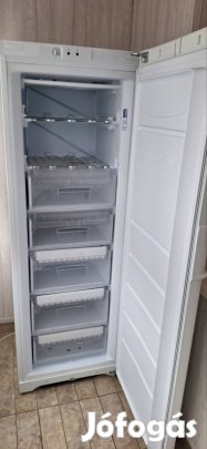 Eladó használt Indesit mélyhűtő a képeken látható állapoban.