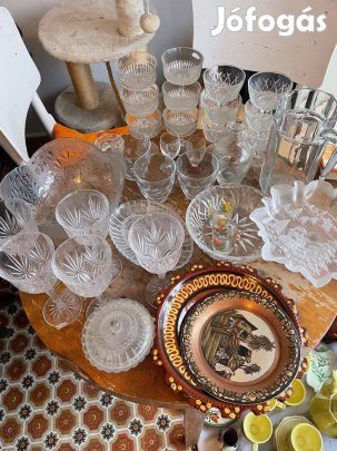 Eladó használt dísztárgyak.poharak.tányérok.festmények
