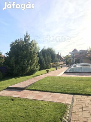Eladó ház Győrújbaráton  Luxus, és Medence