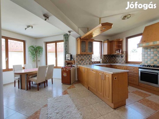 Eladó ház, Hegyeshalom, 105000000 Ft, 262 nm