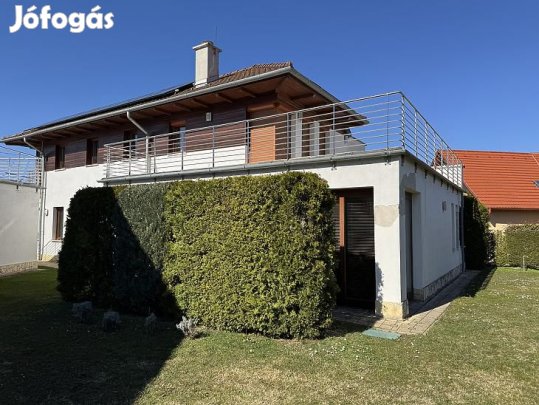 Eladó ház - Üröm