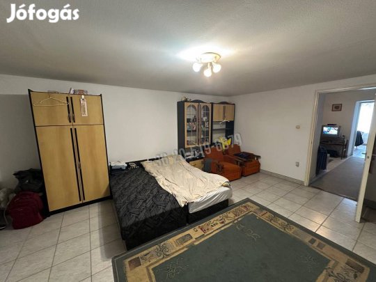 Eladó ház a Báthory utcában