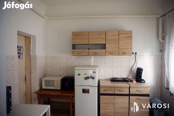 Eladó házikó kertvárosi övezetben