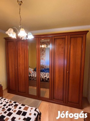 Eladó hibátlan állapotú, antik jellegű garderobe szekrény