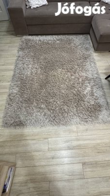 Eladó hosszú szálú szőnyeg !