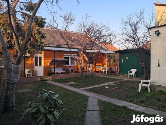 Eladó ikerház fél, XX. kerületben