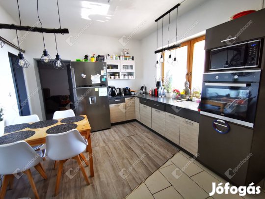 Eladó ingatlan, Csopak