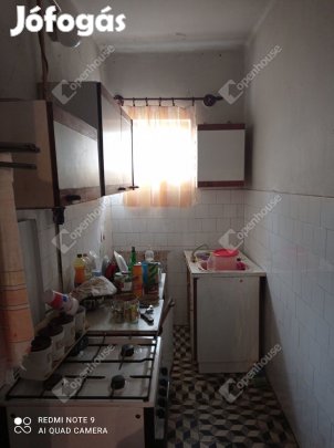 Eladó ingatlan, Csörnyeföld