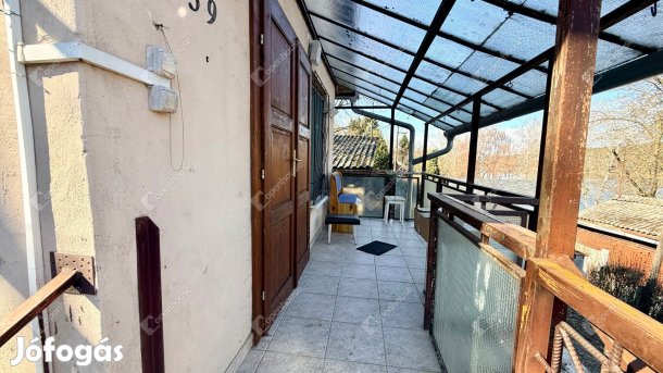 Eladó ingatlan, Gomba