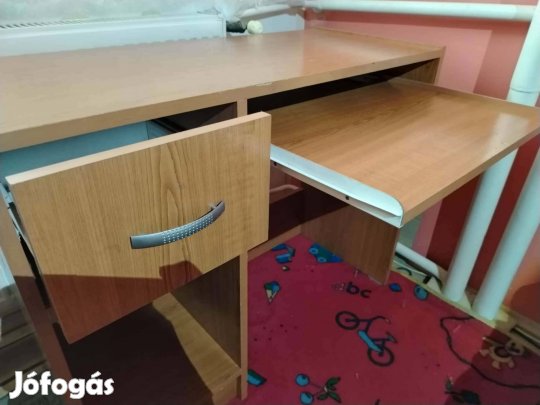 Eladó íróasztal 