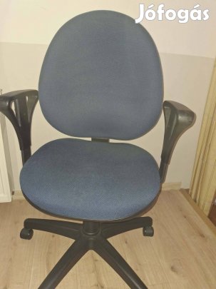 Eladó iróasztal székkel