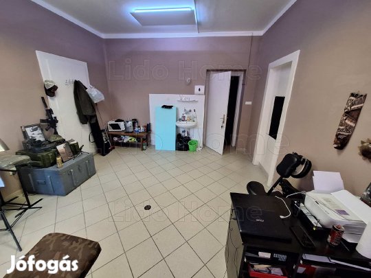 Eladó iroda Kaposvár belvárosában, a Petőfi téren, liftes,